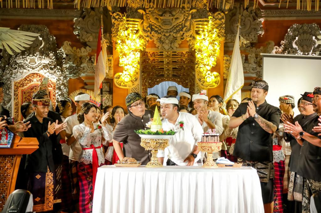 Bupati Giri Prasta Hadiri Puncak HUT ST. Surya Chandra Ke-32 Banjar Kedewatan